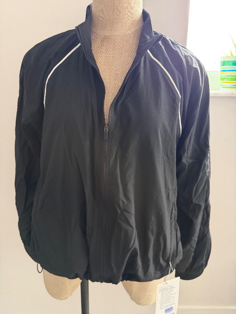 Lululemon License to Train Lightweight Jacket in Black Size 10